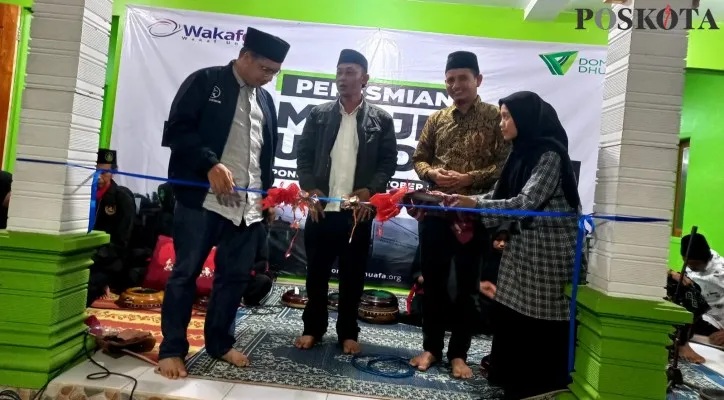 Kepala Desa Gajah, Agus Wijaya didampingi General Manager Dompet Dhuafa Bobby P. Manulang meresmikan Masjid Baitul Rohman. (tiyo)