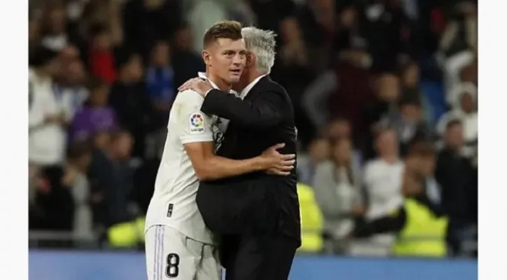 Toni Kroos dan pelatih Real Madrid Carlo Ancelotti. (fChema Rey/Marca)