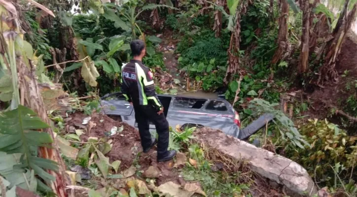 Angkot terjun ke jurang di Jalan Raya Cibaru, Desa Kupahandap, Kecamatan Cimanuk. (foto: ist)