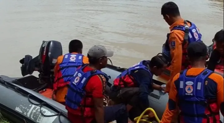 Tim evakuasi saat mencari korban terseret arus sungai Ciujung.(ist)