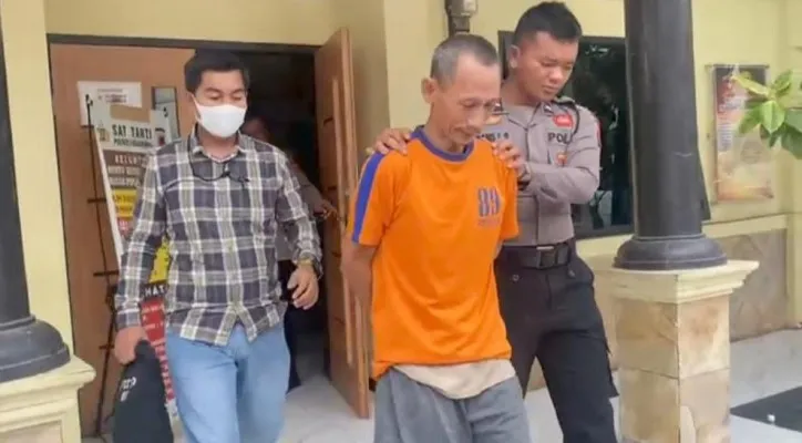 Mantan Kades Waluya HR (46) digelandang polisi diamankan di Rutan Polres Karawang.(ist)