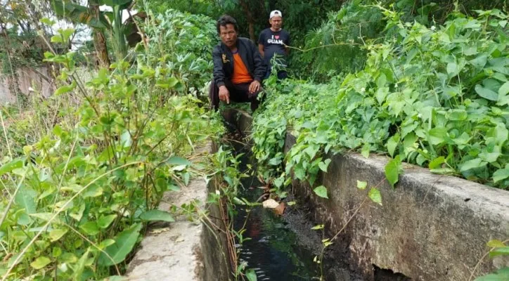 Warga Kemang Kelurahan Sumur Pecung saat menunjukan adanya aktivitas perusahaan yang membuang air limbah B3. (foto: poskota/bilal)