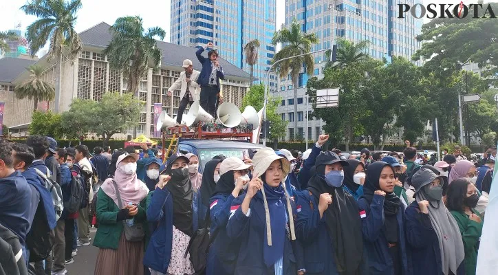 Peringati 8 tahun pemerintahan Jokowi, massa BEM SI padati kawasan Patung Kuda Arjuna Wiwaha, Jakarta Pusat. (foto: poskota/adam)