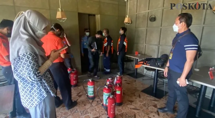 Penanganan kebakaran di Rumah Makan Terminal 2 Bandara Soetta. (foto: poskota/iqbal)