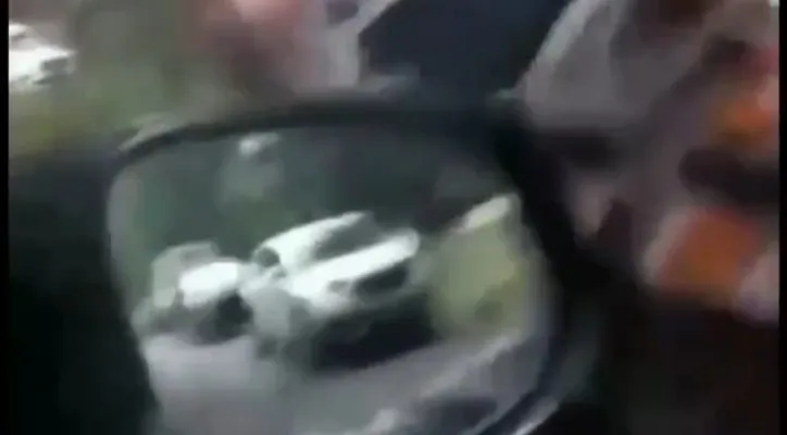 Detik-detik saat anggota polisi mencoba merusak kaca spion mobil yang parkir liar di Kebayoran Baru, Jakarta Selatan. (tangkapan layar video unggahan akun instagram @merekamjakarta)