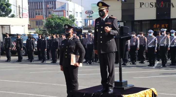 Kapolres Metro Depok Kombes Imran Edwin Siregar menjadi pimpinan upacara dalam rangka memperingati Hari Sumpah Pemuda di lapangan Mapolrestro Depok. (angga)