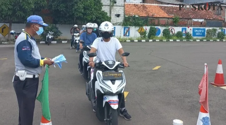 Praktik uji SIM di Satpas SIM Daan Mogot Jakarta Barat. (Foto: Pandi)