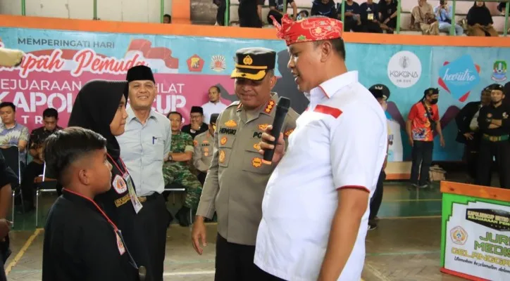 PLT Wali Kota Bekasi Tri Adhianto bersama Kapolres Metro Bekasi Kota Kombes Hengki usai membuka lomba pencak silat Kapolres Cup, Polres Metro Bekasi. Jum'at (28/10/2022). (ist)