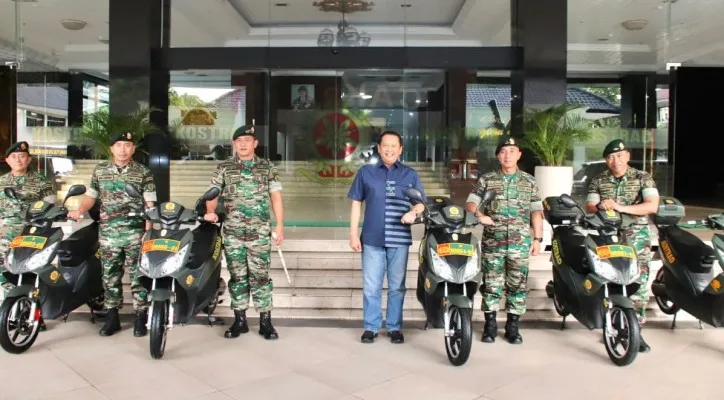 Ketua MPR Bambang Soesatyo menyerahkan BS Elektrik ke Kostrad. (foto: ist)