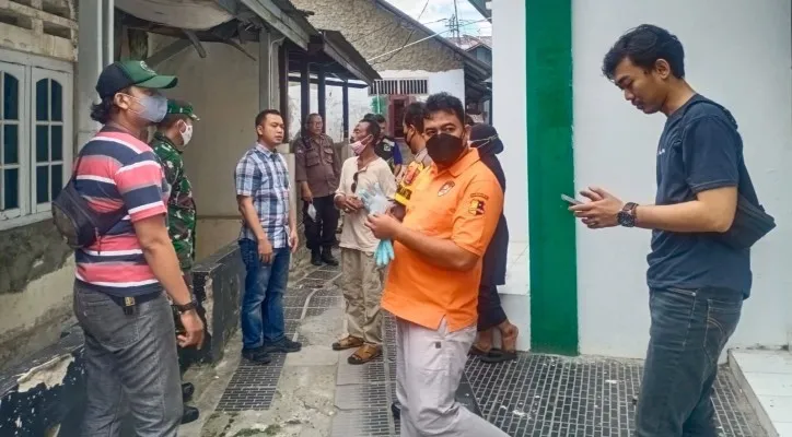 Personil Polsek Serang tiba di lokasi setelah menerima laporan adanya temu mayat di Kampung Cirendong. (ist)