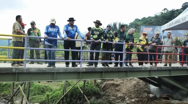 Kepala Staf Angkatan Laut (Kasal) Laksamana Yudo Margono meresmikan jembatan yang dibangun oleh TNI AL yang menghubungkan antara Desa Sukamulya dan Desa Sinarjaya di Kecamatan Sukaraja, Kabupaten Bogor, Sabtu (29/10/2022).