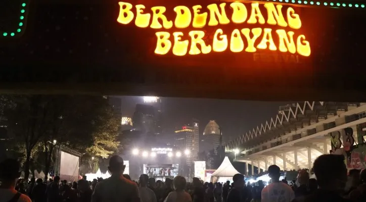 Euforia kerumunan massa. Kondisi konser musik 'Berdendang Bergoyang' di Istora Senayan yang over kapasitas sehingga terpaksa dihentikan penyelenggaraanya oleh Kepolisian. (ist)