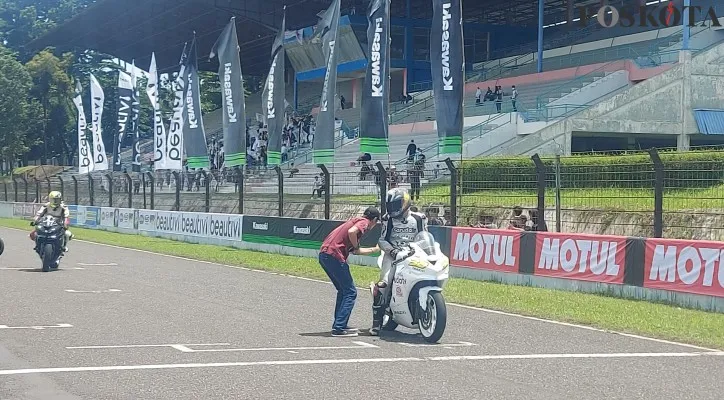 Pandu Jet didampingi orangtua dan fans usai naik podium juara 1 di kelas Komunitas. (Foto: Angga)