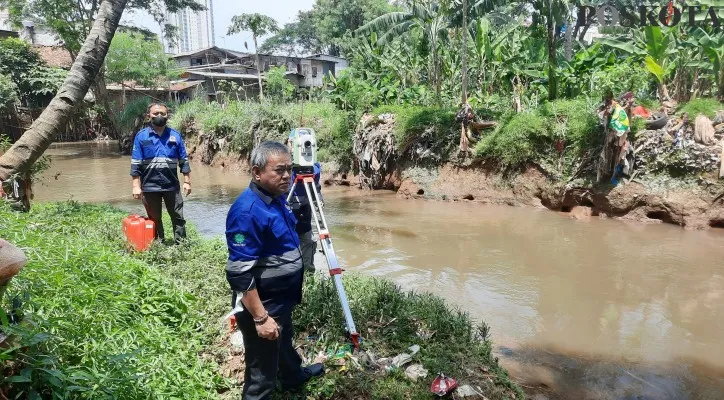 Kepala UP4 lakukan peninjauan di Kali Krukut Cipete Utara.(Foto: Aldi/Poskota)