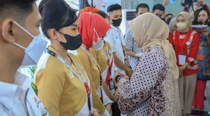 Pemasangan Badge untuk para petugas Call Center Pos SAPA LRT Jakarta  dilakukan secara simbolis oleh Menteri PPPA RI.(Foto: Aldi)