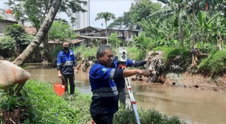 Kepala UP4 lakukan peninjauan di Kali Krukut Cipete Utara. ( Foto: Aldi/Poskota)