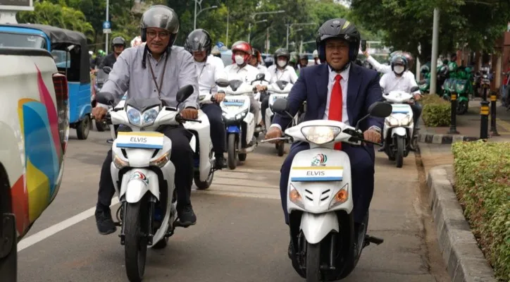 General Manager PLN UID Jakarta Raya, Doddy B. Pangaribuan tengah mencoba Elvis, motor listrik karya siswa SMKN 55 Jakarta. (ist)