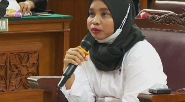 Saksi Susi, asisten rumah tangga Putri Candrawathi. (foto/Poskota)