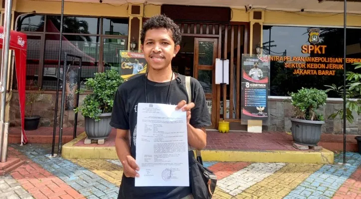 Fersianus Waku, wartawan yang menjadi korban kehilangan Hp saat bermain futsal di kawasan Kebon Jeruk, Jakarta Barat usai membuat laporan polisi. (foto: ist)