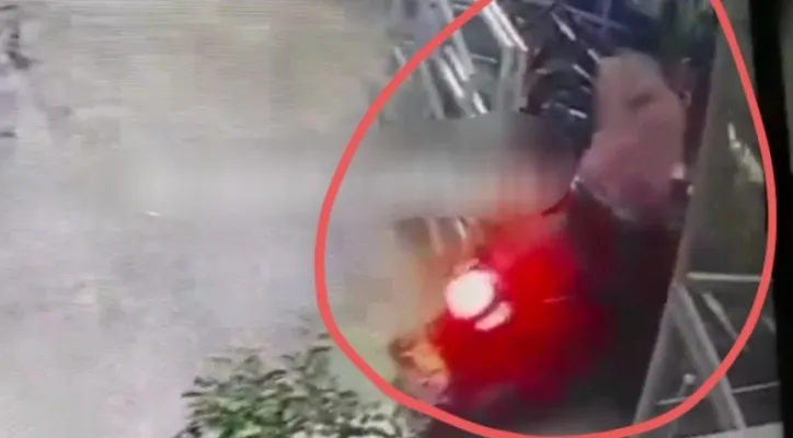 Motor milik pegawai ASN BPIP raib dibawa kabur maling di kos kawasan Grogol Petamburan, Jakarta Barat. (Tangkapan Layar CCTV)