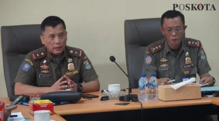 Kepala Satpol PP Kabupaten Tangerang, Fachrul Rozi (kiri) saat memimpin rapat evaluasi kinerja pegawai. (foto: poskota/veronica)