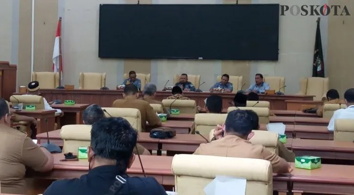 Rapat dengar pendapat Komisi II DPRD Kabupaten Tangerang dengan Dinas Pendidikan. (foto: poskota/veronica)