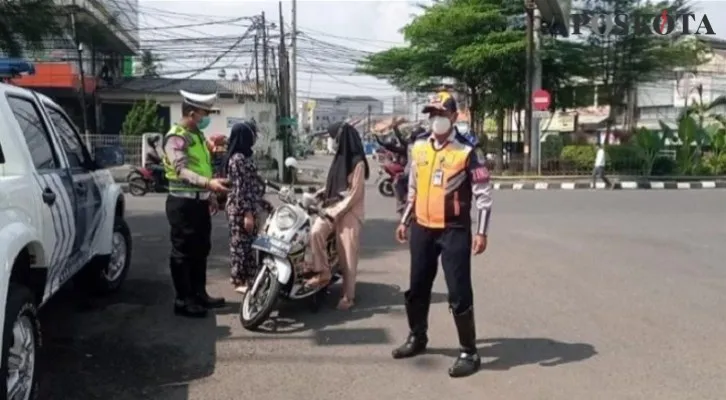 Petugas kepolisian saat melakukan Imbauan terhadap pengendara yang tak Tertib saat pelaksanaan operasi zebra beberapa waktu lalu. (Foto: Ihsan Fahmi/poskota).