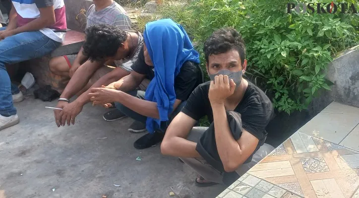 Pecatan polisi berinsial P (kanan) ditangkap diduga habis memakai sabu di Kampung Boncos, Palmerah, Jakarta Barat. (foto: poskota/pandi)