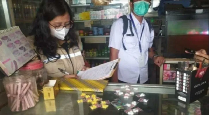 Petugas saat melakukan pendataan toko kosmetik yang menjual obat terlarang tanpa izin.