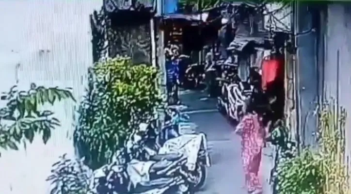 Tangkapan layar rekaman CCTV saat tabung gas meledak di Tamansari, Jakarta Barat dan menyebabkan satu orang lansia alami luka bakar. (foto: ist)