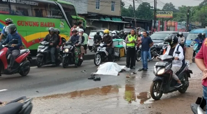 Pemotor tewas terlindas bus pariwisata di Jalan Raya Bojongsari - Ciputat, Kota Depok.  (foto: ist)