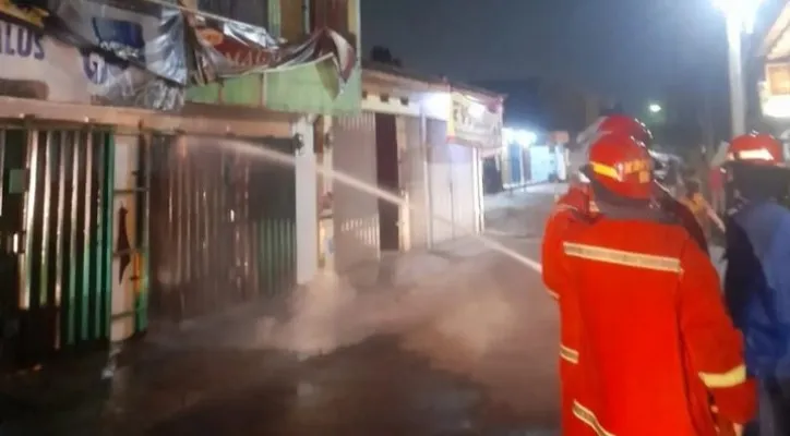 Warung sembako di Jalan Andalas, Jati Rasa, Jatiasih, Kota Bekasi terbakar. (foto: ist)