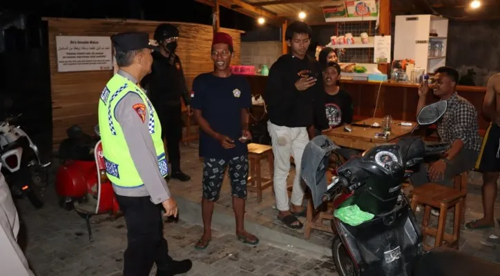 Personil Polres Serang saat melakukan dialog dengan sejumlah warga.(Foto: Rahmat Haryono)