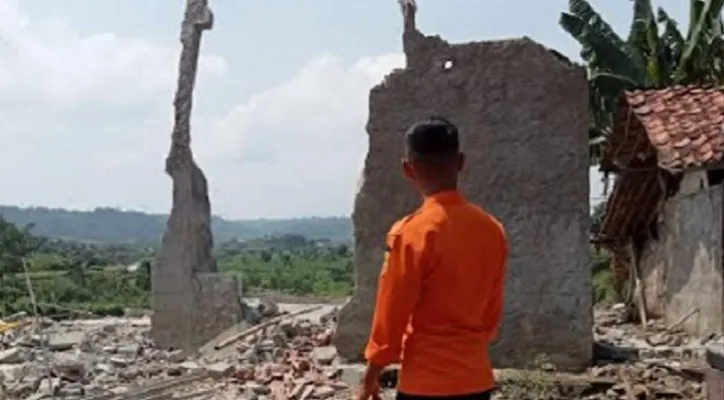 Akibat abrasi atau pengikisan aliran Sungai Cipamingkis di jonggol, satu rumah ambruk, dan Musala Ki boyo hanyut. (Foto: dokumen bpbd Kab Bogor)