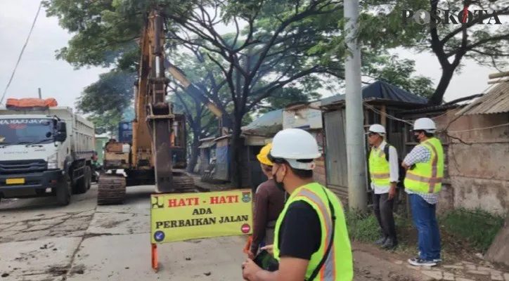 Perbaikan Jalan Raya Prancis di Dadap, Kosambi, Kabupaten Tangerang. (Foto: Iqbal/poskota)