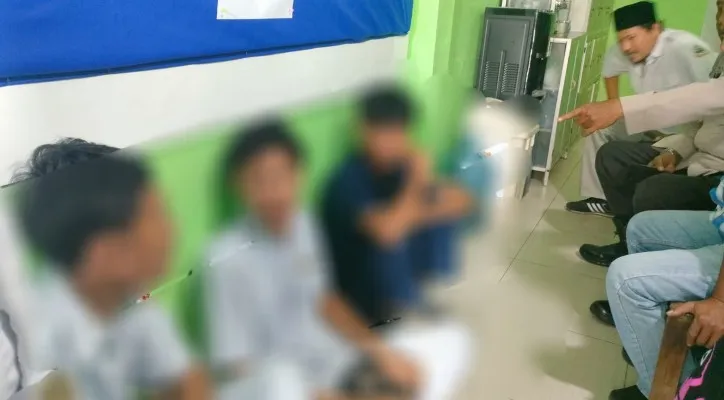 Para pelajar di salah satu sekolah di Cilincing yang melakukan perundungan kepada adik kelas sendiri. (Ist)