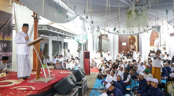 Wakil Ketua MPR Ahmad Muzani saat memberikan sambutan pada acara peringatan Maulid Nabi Muhammad di Desa Tembok Lor, Kabupaten Tegal, Jawa Tengah. (foto: ist)