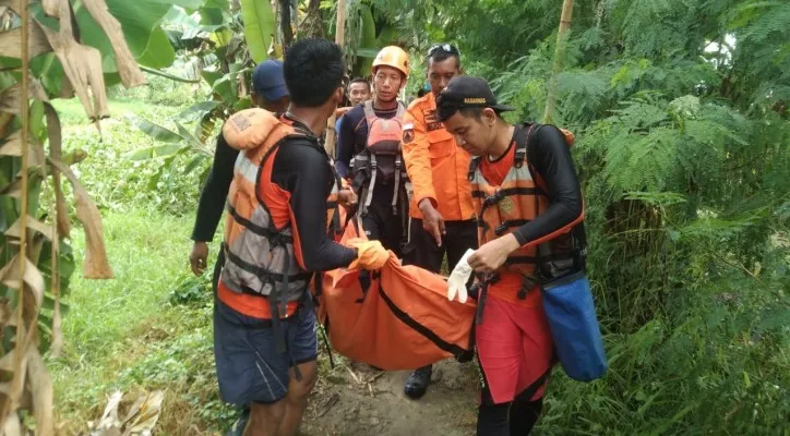 Petugas SAR saat mengevakuasi jasad  balita tenggelam di kali Tambun, Bekasi. (foto: ist)