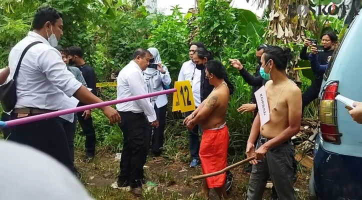 Rekonstruksi pembunuhan sopir angkot di Babakan, Kota Tangerang. (foto: poskota/iqbal)