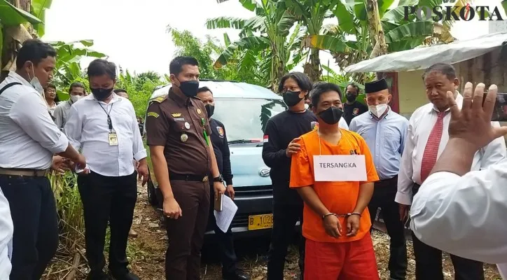 Rekonstruksi pembunuhan sopir angkot. (Foto: M. Iqbal)