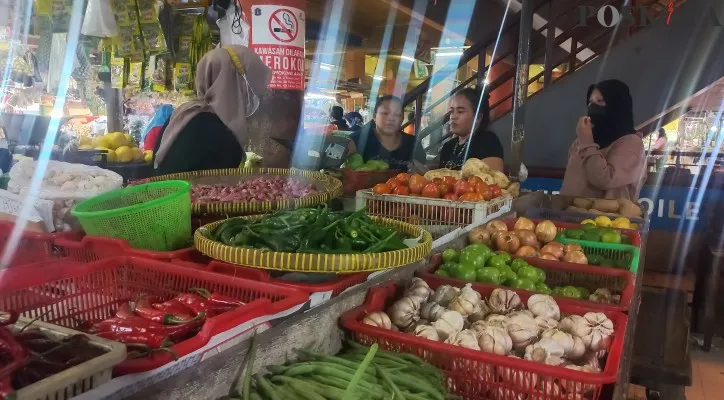 Aktifitas pedagang sayur mayur di pasar Tomang Barat, Gropet, Jakbar saat melayani pembeli. (Foto: Pandi)