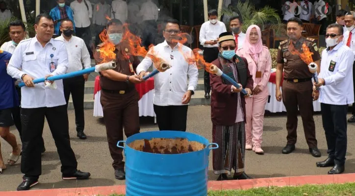 Ditresnarkoba Polda Banten Kombes Suhermanto, perwakilan Kejari Serang, Ketua MUI saat memusnahkan barang bukti narkoba. (Foto: Rahmat Haryono)