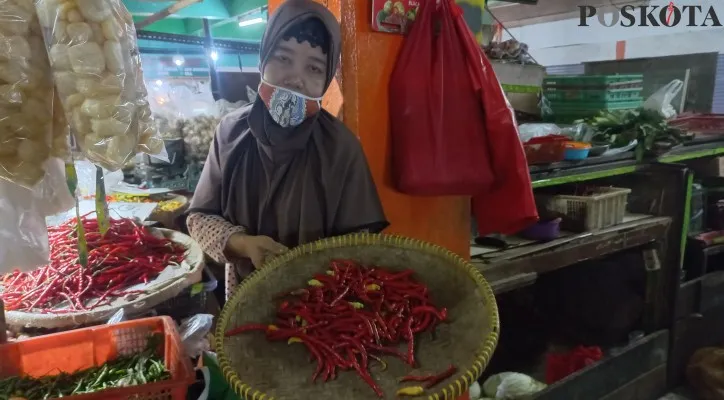 Pedagang cabai di Pasar Slipi, Jakarta Barat. (foto: poskota/pandi)