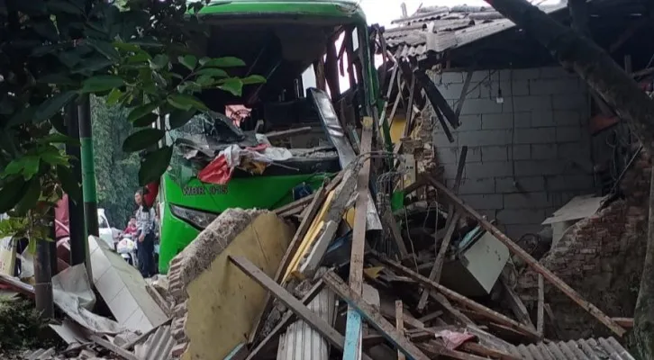 Bus AKAP di Purwakarta seruduk bangunan Warteg hingga ringsek. (foto: ist)