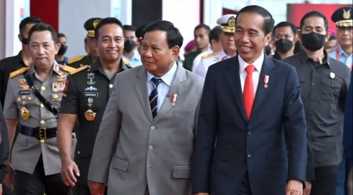 Presiden Jokowi berdampingan dengan Prabowo Subianto. (foto: ist)