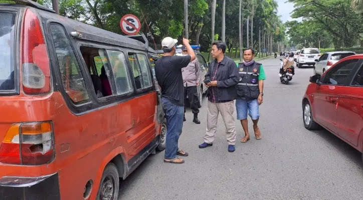 Petugas kepolisian melakukan imbauan terhadap angkot K17 Cikarang yang mangkal dan tak ugal ugalan serta naikan tarif di Sukaresmi, Cikarang Bekasi. (Ist)