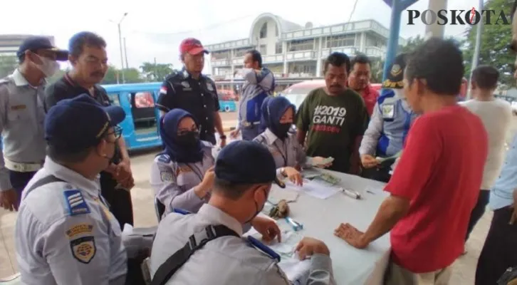 Petugas Dishub Kota Depok merazia para sopir angkot yang kendaraan mobilnya alami mati ijin KIR di Terminal Kota Depok. (Foto: angga/poskota)