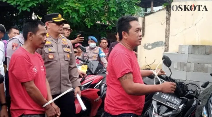 Dua maling motor saat diamankan di Mapolres Metro Bekasi. (foto: poskota/ihsan)