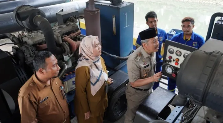 Walikota Jakarta Barat Yani Wahyu Purwoko saat meninjau rumah Pompa di Kelurahan Duri Kepa, Kecamatan Kebon Jeruk, Jakarta Barat. (Ist)