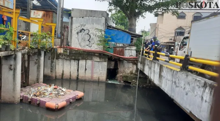 Warga Kecamatan Cengkareng, Jakarta Barat keluahkan pembangunan sheet pile yang tak tuntas.(Foto: Aldi/Poskota)